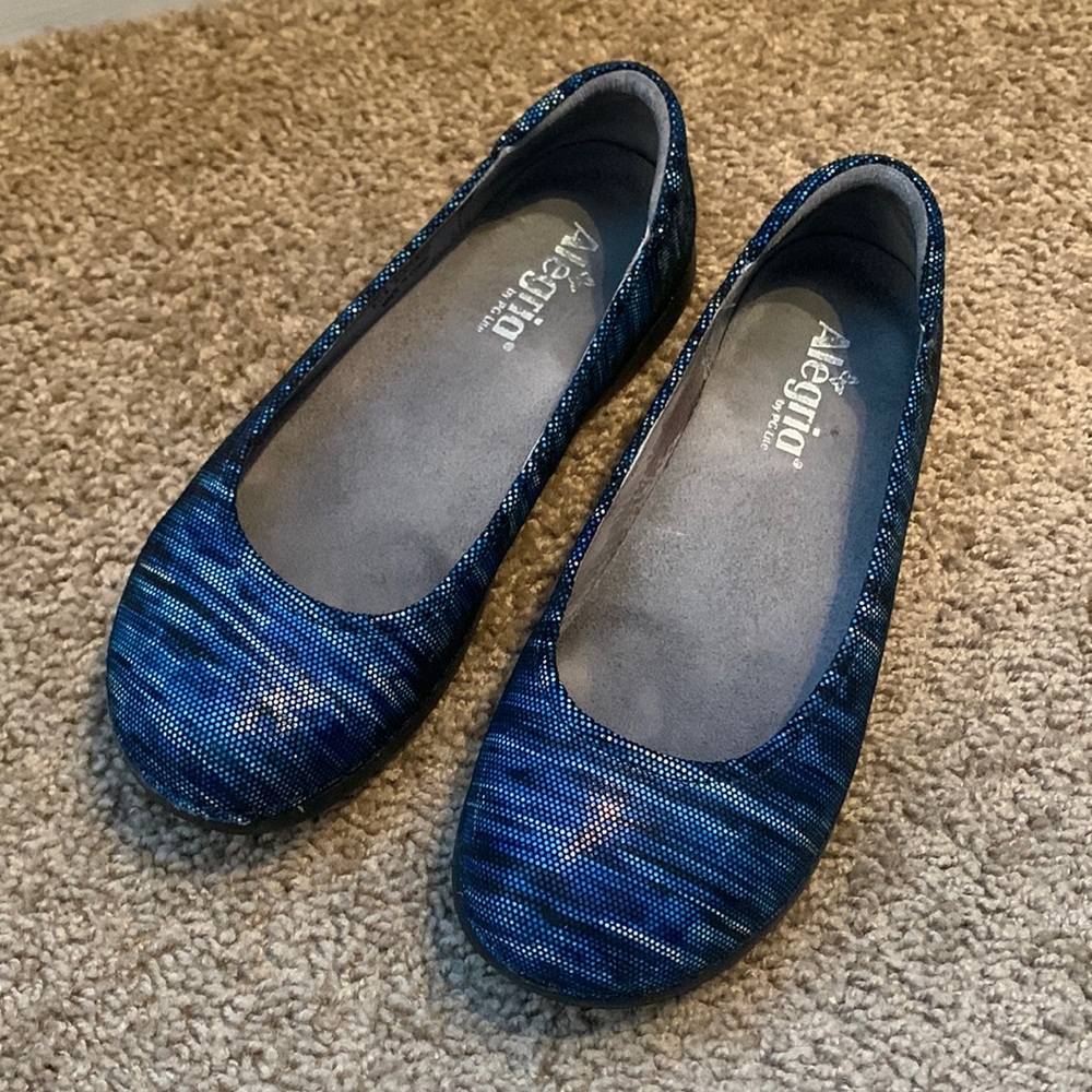 EUC Alegria blue striped flat size 7.5